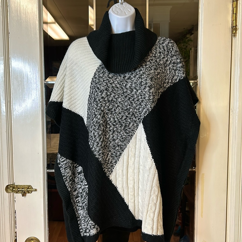 NWT Reitmans Black White Colorblock Cowl Neck Knit Poncho Sweater S/M